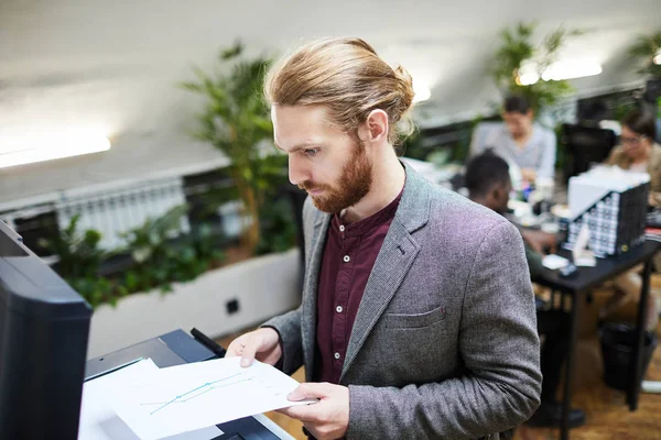 Retrato Ángulo Alto Guapo Hombre Negocios Impresión Documentos Mientras Trabaja — Foto de Stock