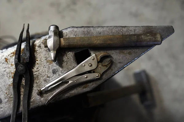 车间钢锤上的铁锤 钳子和钳子等铁匠工具 — 图库照片