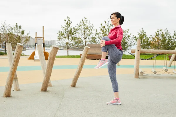 Retrato Cuerpo Entero Mujer Madura Activa Estirando Las Piernas Mientras — Foto de Stock