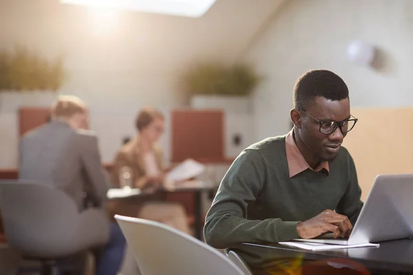 Retrato Tonos Cálidos Estudiante Afroamericano Usando Una Computadora Portátil Mientras —  Fotos de Stock