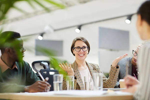 Porträtt Glad Affärskvinna Bär Glasögon Gest Aktivt Mötet Office Kopiera — Stockfoto