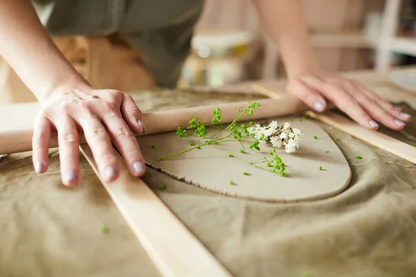 Primo Piano Della Ceramica Artigianale Femminile Contemporanea Che Crea Ceramiche — Foto Stock