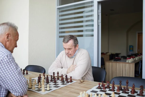 Två Åldrade Erfarna Stormästare Öva Schack Färdigheter Genom Att Spela — Stockfoto