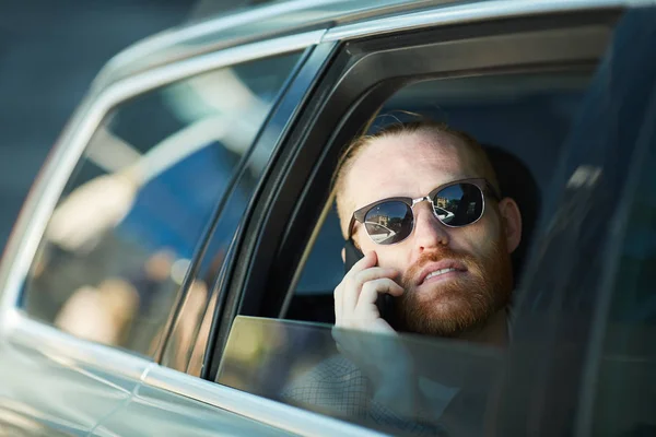 Introspective Knappe Jonge Man Met Rode Baard Zittend Auto Praten — Stockfoto