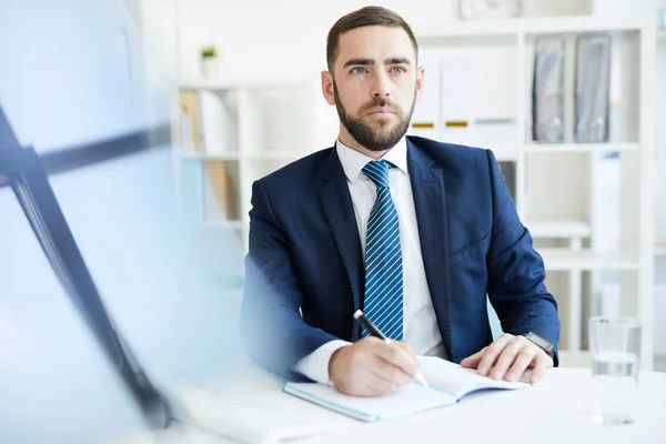 Serieuze Doelbewuste Jonge Bebaarde Zakenman Formeel Pak Zittend Aan Tafel — Stockfoto