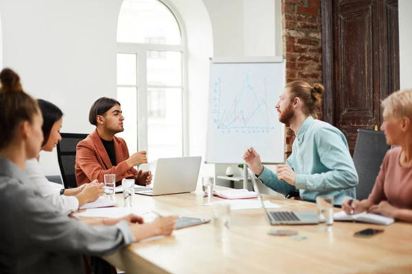 Grupo Jóvenes Empresarios Discutiendo Estrategia Desarrollo Sentado Mesa Reuniones Oficina — Foto de Stock