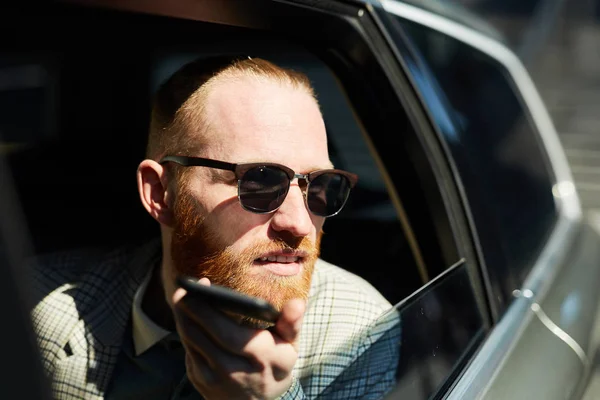 Περιεχόμενο Νέος Επιχειρηματίας Αυτοπεποίθηση Γυαλιά Που Κάθονται Μέσα Στο Ταξί — Φωτογραφία Αρχείου
