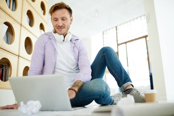 Smiling Hipster Young Man Casual Outfit Sitting Relaxed Pose Floor — Stock Photo, Image