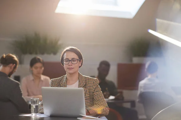 Portret Van Hedendaagse Zakenvrouw Met Laptop Tijdens Het Werken Aan — Stockfoto