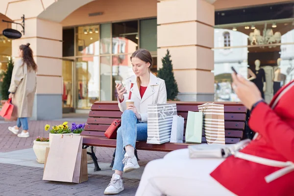 Contenida Chica Bonita Traje Casual Sentado Banco Con Bolsas Compras — Foto de Stock