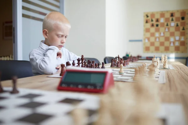 Plavovlasý Školák Bílé Košili Hrající Šachy Imaginárním Protivníkem Velkém Pokoji — Stock fotografie