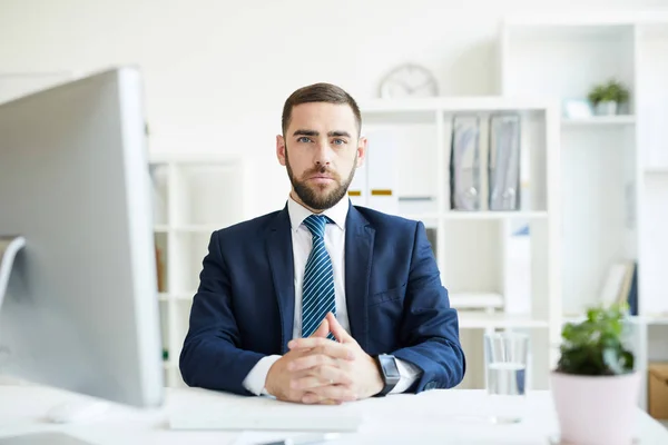 Retrato Ejecutivo Negocios Barbudo Joven Guapo Serio Sentado Mesa Con — Foto de Stock