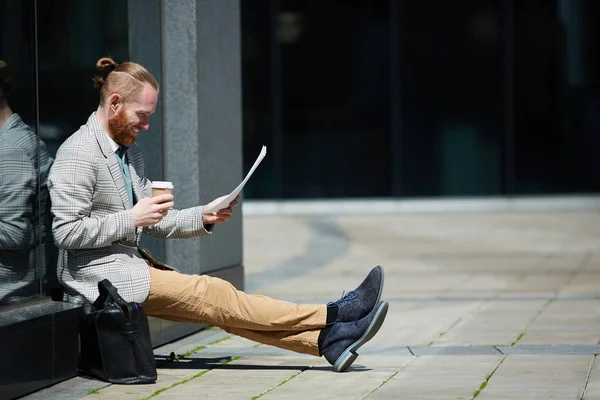 Positivo Successo Hipster Giovane Avvocato Con Barba Seduta All Aperto — Foto Stock