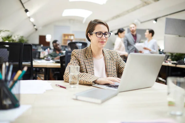 Portrait Contemporary Businesswoman Using Laptop While Working Open Space Office — Stock Photo, Image