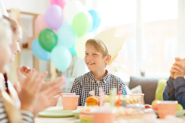 Ritratto Ragazzo Sorridente Che Indossa Corona Seduto Tavola Mentre Festeggia — Foto Stock