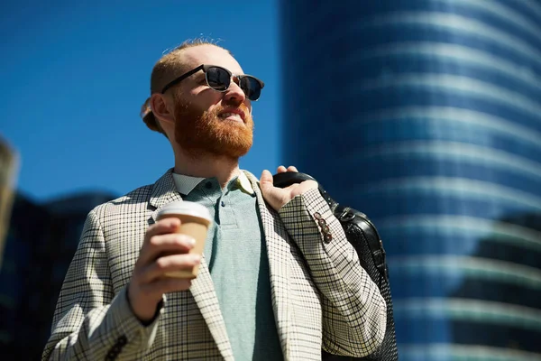Positivo Confiante Bonito Jovem Empresário Com Barba Vermelha Contra Arranha — Fotografia de Stock