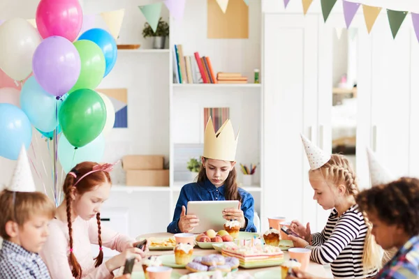Többnemzetiségű Csoport Ból Gyerekek Használ Internet Ülő Asztal Közben Születésnap — Stock Fotó
