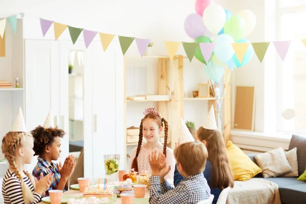 Portret Van Happy Red Haired Meisje Vieren Verjaardagsfeestje Zittend Aan — Stockfoto