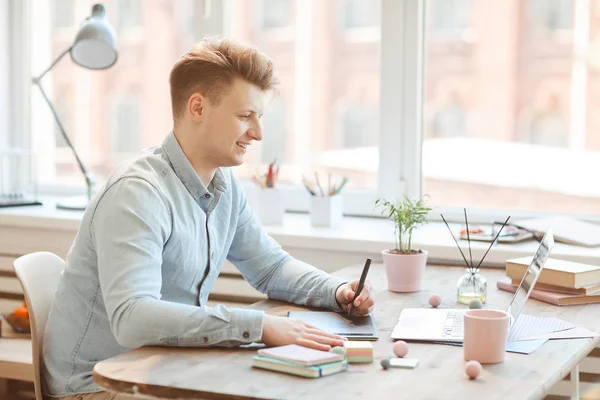 Sonriente Joven Diseñador Masculino Con Confianza Camisa Casual Sentado Escritorio — Foto de Stock