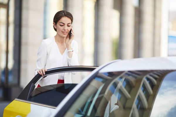 Derék Megjelöl Arckép Ból Gyönyörű Üzletasszony Megüresedett Állás Taxi Ajtó — Stock Fotó