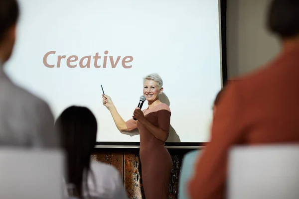 Πορτρέτο Της Επιτυχημένης Επιχειρηματίας Δίνοντας Ομιλία Για Δημιουργικότητα Ενώ Στέκεται — Φωτογραφία Αρχείου