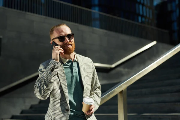 Contenuto Fiducioso Bell Uomo Colletto Bianco Con Barba Letta Piedi — Foto Stock