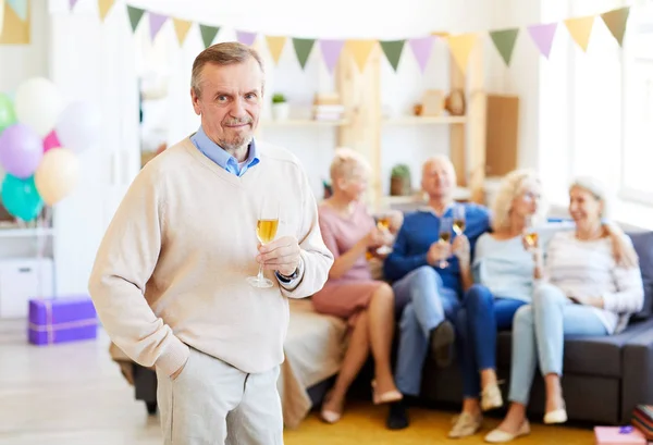 Portrét Obsahu Pohledného Staršího Muže Plnovousem Neformálním Svetru Popíjení Šampaňského — Stock fotografie