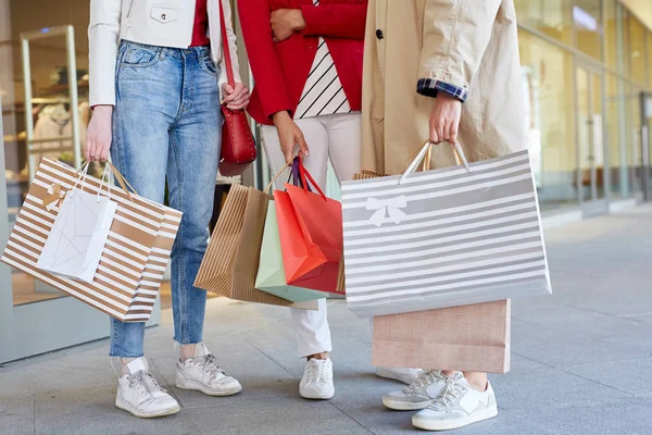 Närbild Oigenkännliga Snygga Flickor Stående Gatan Och Hålla Papperspåsar Med — Stockfoto