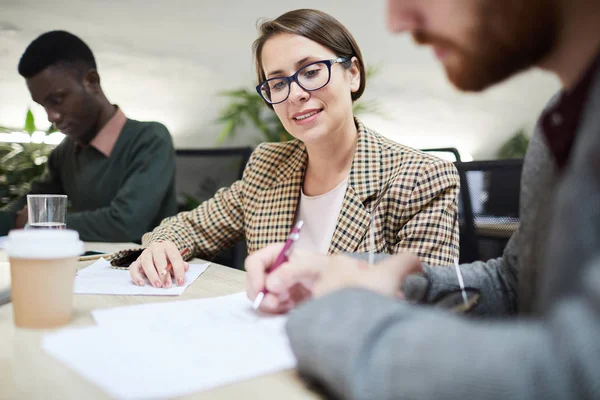 Portret Van Jonge Zakenvrouw Kijken Naar Plannen Tijdens Vergadering Kantoor — Stockfoto