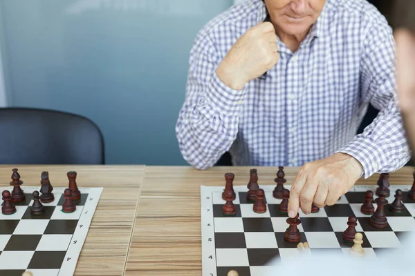 Bătrânul Concentrat Cămașă Verificată Face Mișcarea Deliberată Șah Joc Timpul — Fotografie, imagine de stoc