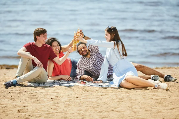 여름에 해변에서 피크닉을 즐기는 친구들의 초상화 — 스톡 사진