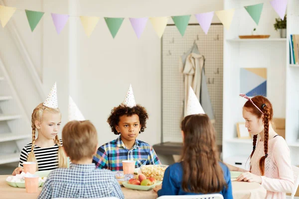 Grupo Multiétnico Niños Celebrando Cumpleaños Sentados Mesa Cafetería Centran Niño —  Fotos de Stock