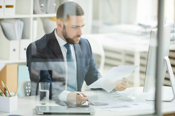 Grave Analista Financiero Barbudo Joven Concentrado Traje Sentado Mesa Examinando — Foto de Stock