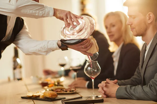 소믈리에의 클로즈업 투어에서 사람들의 그룹에 와인을 — 스톡 사진