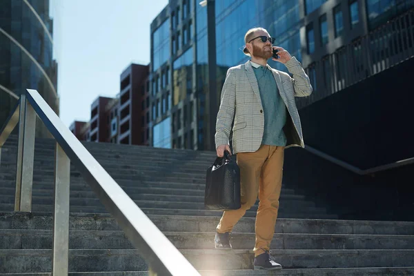 Contenuto Deciso Uomo Affari Elegante Occhiali Sole Che Scende Scale — Foto Stock