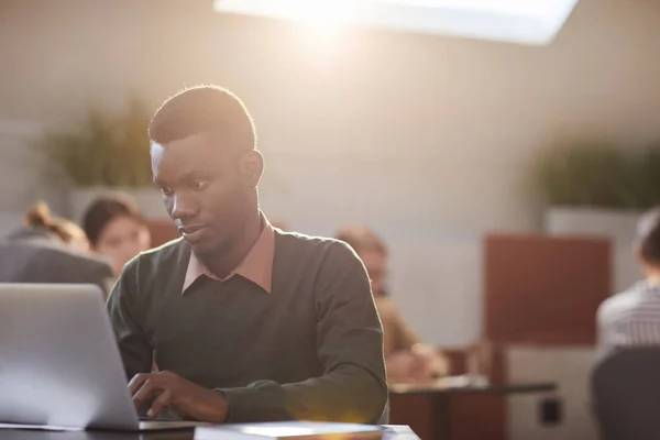 Retrato Tons Quentes Empresário Afro Americano Usando Laptop Enquanto Trabalhava — Fotografia de Stock