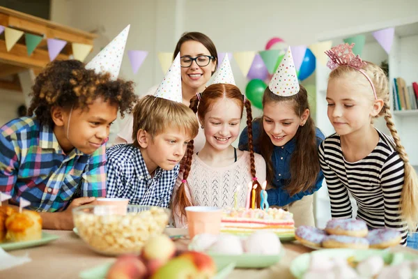 Multi Gruppo Etnico Bambini Che Guardano Torta Durante Festa Compleanno — Foto Stock