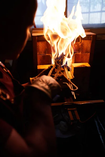 Isıtmalı Tuğla Fırın Metal Koyarken Maşa Kullanarak Meşgul Demirci Omuz — Stok fotoğraf