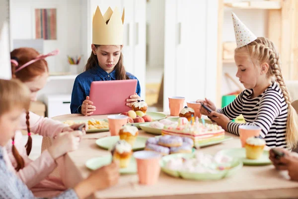 Gyermekcsoport Interneten Keresztül Ülve Asztalnál Születésnapi Parti Gadget Megszállottság Koncepció — Stock Fotó