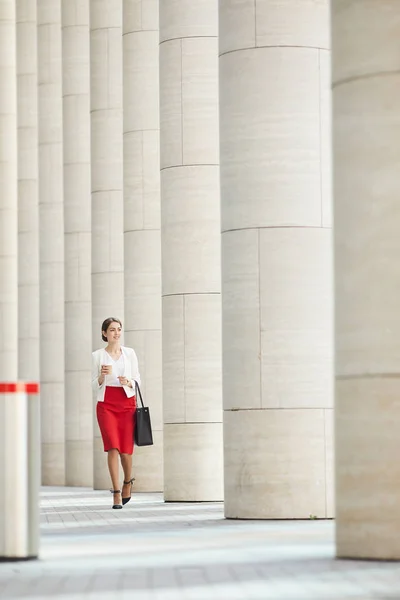 Retrato Comprimento Total Bela Mulher Vestindo Saia Vermelha Andando Direção — Fotografia de Stock