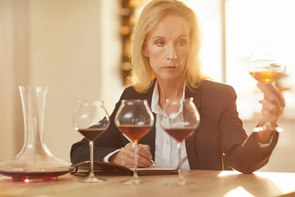 Retrato Sommelier Femenino Maduro Sosteniendo Vidrio Durante Sesión Cata Vinos — Foto de Stock