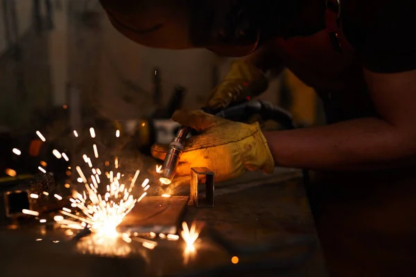 Närbild Oigenkännlig Arbetare Smed Handskar Böjning Medan Svetsning Metallbit Med — Stockfoto