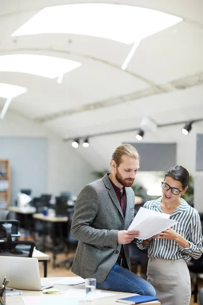 Portret Van Een Succesvolle Zakenman Bespreekt Document Terwijl Praten Vrouwelijke — Stockfoto