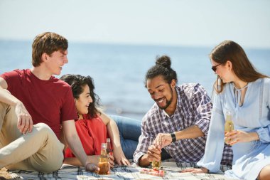 Yaz aylarında plajda piknik keyfi arkadaş grubu Portresi, kopya alanı