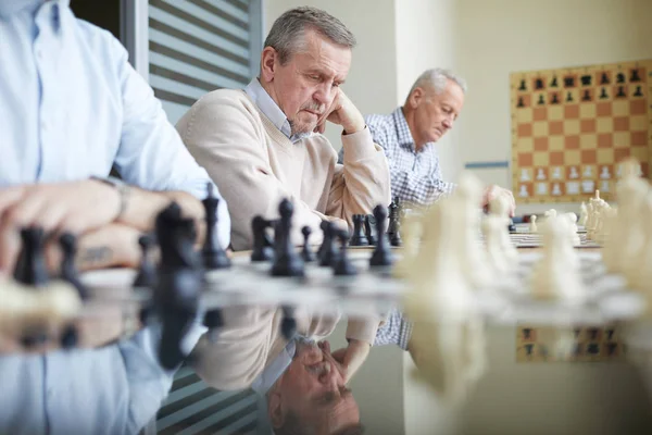 Långt Schackbord Klassrummet Chess Club Med Tre Schackspelare Som Sitter — Stockfoto