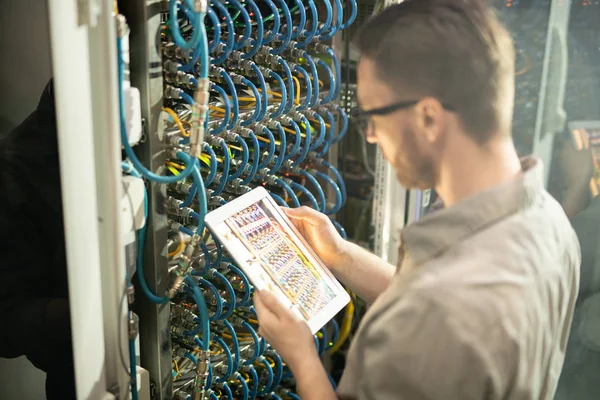 Занятый Серверный Инженер Стоящий Открытого Шкафа Сетевого Сервера Использующий Современные — стоковое фото