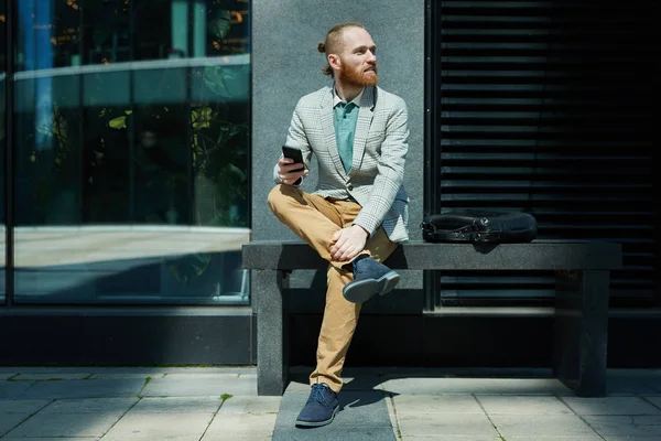 Conteúdo Hipster Jovem Empreendedor Com Barba Vermelha Rabo Cavalo Sentado — Fotografia de Stock