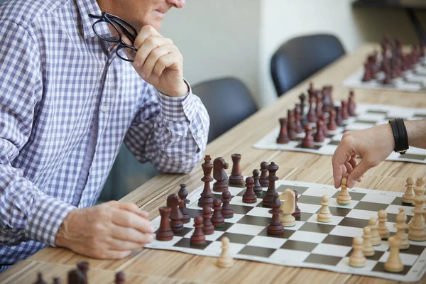 Muži Kontrolované Košili Držící Brýle Levé Ruce Hrají Šachy Jiným — Stock fotografie