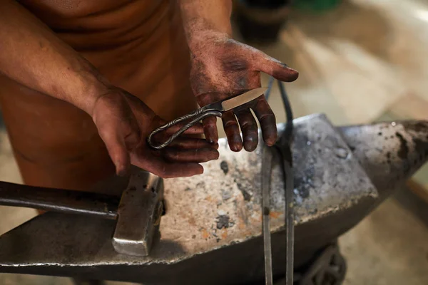 Boven Weergave Van Onherkenbaar Artisan Staande Aambeeld Holding Handgemaakte Mes — Stockfoto