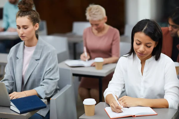 Porträtt Mixed Race Affärskvinna Skriva Anteckningar När Sitter Vid Bordet — Stockfoto